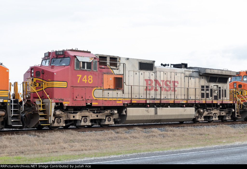 BNSF 748